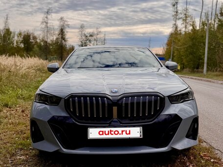 2023 BMW 5 серии 530i xDrive VIII (G60/G61/G68), серый, 7400000 рублей, вид 3