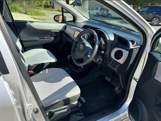 2012 Toyota Vitz III (XP130), серый, 620000 рублей, вид 2