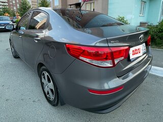 2015 Kia Rio III Рестайлинг, серый, 700000 рублей, вид 5