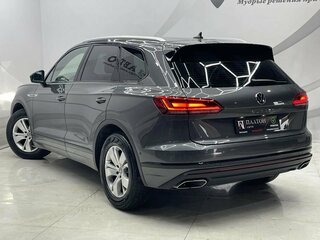 2021 Volkswagen Touareg III, серый, 6200000 рублей, вид 4