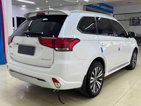2022 Mitsubishi Outlander III Рестайлинг 3, белый, 1800000 рублей - вид 5
