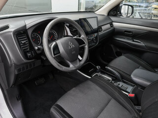 2017 Mitsubishi Outlander III Рестайлинг 2, белый, 1449000 рублей, вид 2