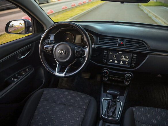 2020 Kia Rio IV, серый, 1399000 рублей - вид 9