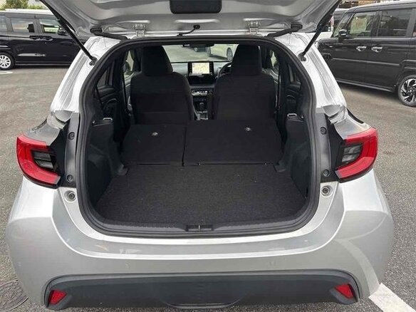 2021 Toyota Yaris IV, серебристый, 980000 рублей - вид 20