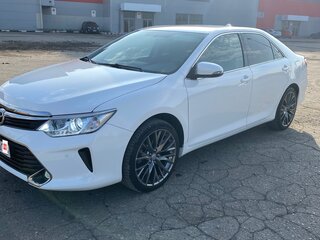 2016 Toyota Camry VII (XV50) Рестайлинг, белый, 1890000 рублей, вид 4