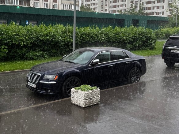 2012 Chrysler 300C II, синий, 1400000 рублей - вид 3
