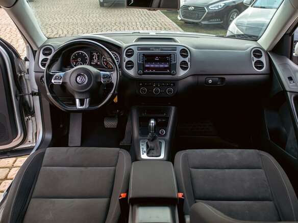 2016 Volkswagen Tiguan I Рестайлинг, серебристый, 1595000 рублей - вид 15