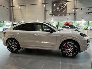 2026 Porsche Cayenne GTS Coupé III Рестайлинг, серый, 24900000 рублей, вид 4