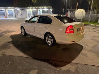 2012 Skoda Octavia II (A5) Рестайлинг, белый, 680000 рублей, вид 3