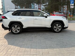2021 Toyota RAV4 V (XA50), белый, 3915000 рублей, вид 2