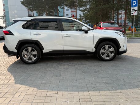 2021 Toyota RAV4 V (XA50), белый, 3850000 рублей, вид 2