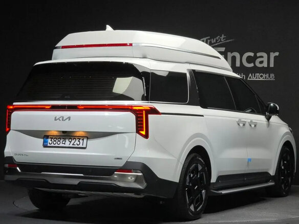 2023 Kia Carnival IV Рестайлинг, белый, 6020000 рублей - вид 1