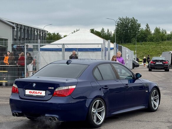 2005 BMW M5 IV (E60/E61), синий - вид 4