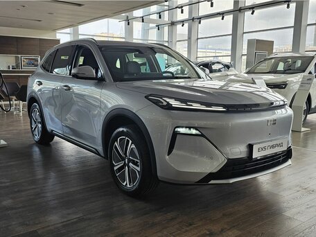2026 Geely EX5 Гибрид EM-R, серебристый, 3829990 рублей, вид 2