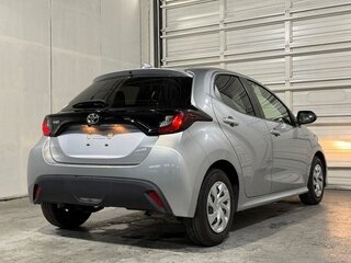 2023 Toyota Yaris IV, серебристый, 846911 рублей, вид 3