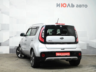 2018 Kia Soul II Рестайлинг, серебристый, 1700000 рублей, вид 4