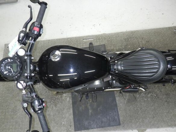 2024 Triumph Bonneville Bobber, чёрный, 1600000 рублей - вид 11