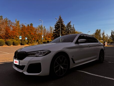 2021 BMW 5 серии 530i xDrive VII (G30/G31/G38) Рестайлинг, белый, 5470000 рублей, вид 1