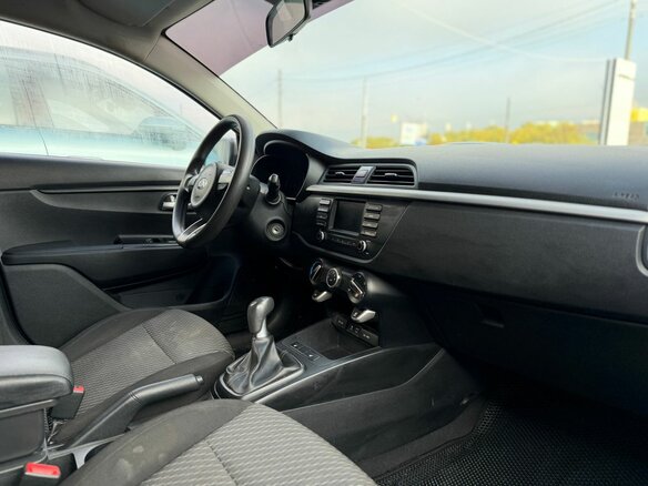 2018 Kia Rio IV, коричневый, 1065000 рублей - вид 12