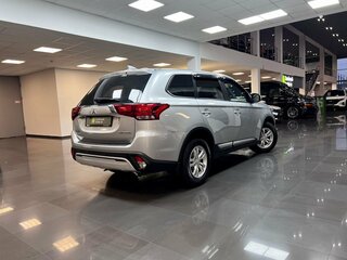 2018 Mitsubishi Outlander III Рестайлинг 3, серебристый, 2200000 рублей, вид 2