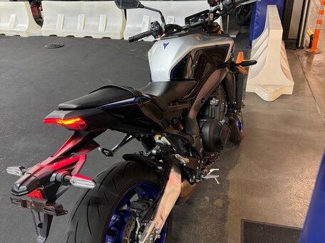 2025 Yamaha MT-09 (FZ-09), серебристый, 1350000 рублей, вид 2