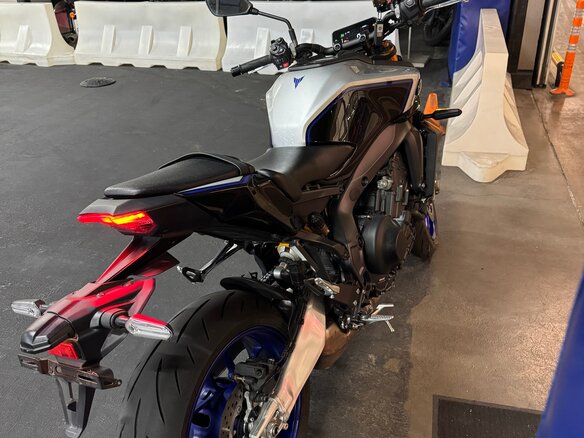 2025 Yamaha MT-09 (FZ-09), серебристый, 1350000 рублей - вид 1