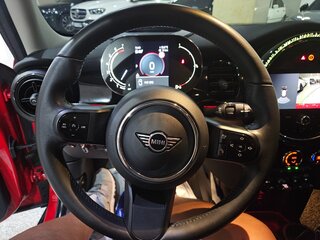 2022 Mini Hatch Cooper III (F55/F56) Рестайлинг 2, красный, 1784000 рублей, вид 5