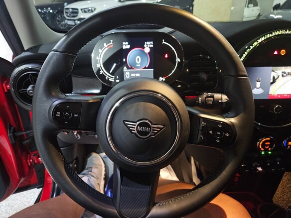 2022 Mini Hatch Cooper III (F55/F56) Рестайлинг 2, красный, 1784000 рублей - вид 4
