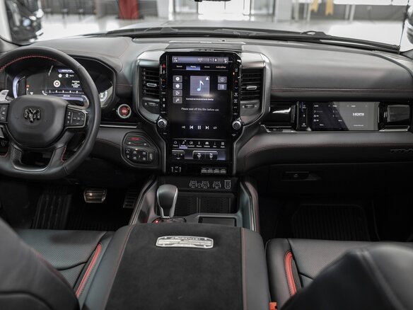 2025 Ram 1500 RHO V Рестайлинг, зелёный, 12953911 рублей - вид 28