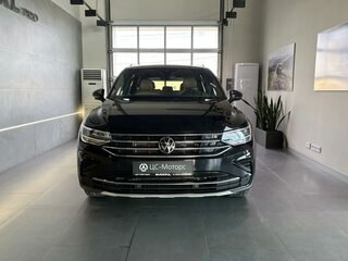 2023 Volkswagen Tiguan II Рестайлинг, чёрный, 3489000 рублей, вид 2