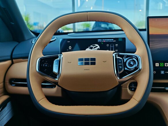 2026 Geely EX5 Гибрид EM-i, белый, 3829990 рублей - вид 23