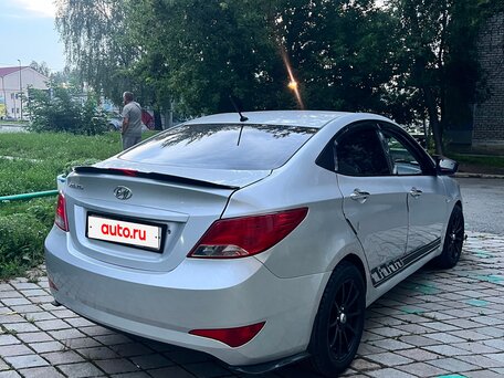 2015 Hyundai Solaris I Рестайлинг, серебристый, 600000 рублей, вид 4