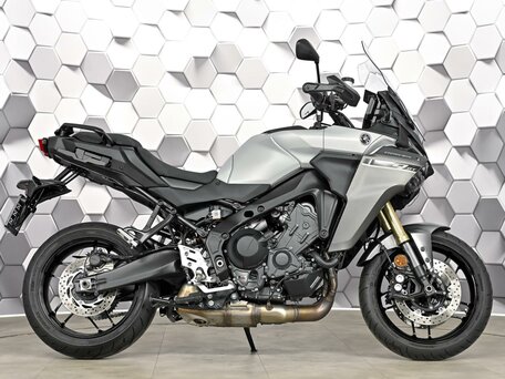 2025 Yamaha MT-09 Tracer (FJ-09), серебристый, 1729000 рублей, вид 3