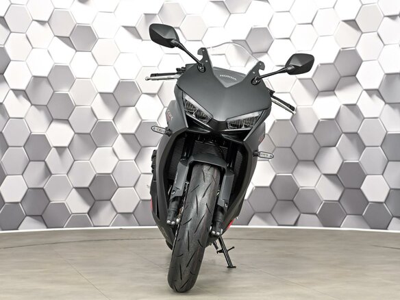 2026 Honda CBR 650R, чёрный - вид 4