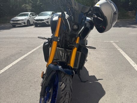 2022 Yamaha MT-09 (FZ-09), серебристый, 1250000 рублей, вид 1