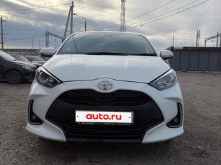 2021 Toyota Yaris IV, белый, 1450000 рублей, вид 4