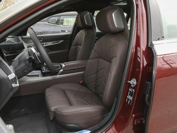 2025 BMW 7 серии 740i xDrive VII (G70), красный, 16760000 рублей - вид 17