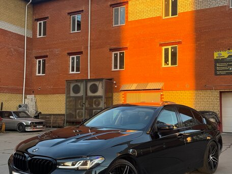 2019 BMW 5 серии 520d xDrive VII (G30/G31/G38), чёрный, 2700000 рублей, вид 3