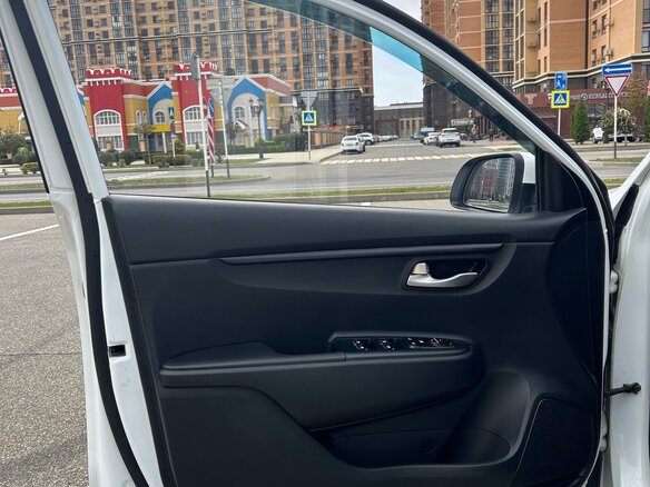 2019 Kia Rio IV, белый, 1550000 рублей - вид 12