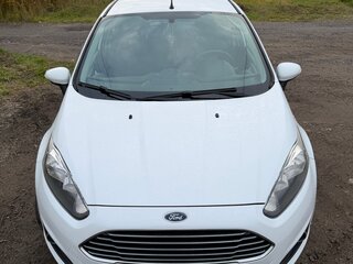 2016 Ford Fiesta Mk6 Рестайлинг, белый, 870000 рублей, вид 3
