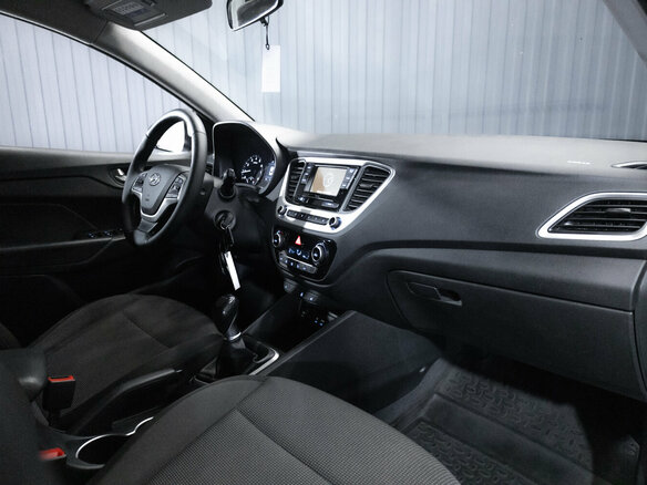 2017 Hyundai Solaris II, серебристый, 1149900 рублей - вид 16