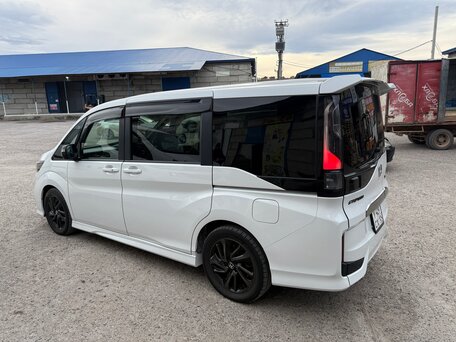 2019 Honda Stepwgn Spada V Рестайлинг, белый, 2300000 рублей, вид 5