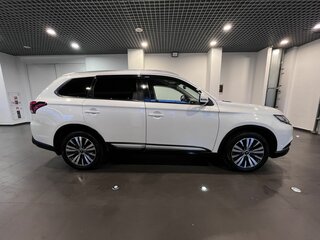 2020 Mitsubishi Outlander III Рестайлинг 3, белый, 2460000 рублей, вид 2