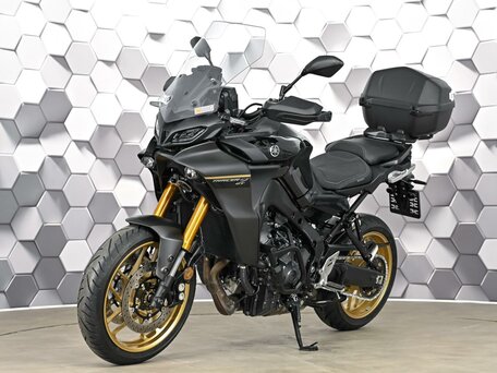 2023 Yamaha MT-09 Tracer (FJ-09), чёрный, 1499000 рублей, вид 2