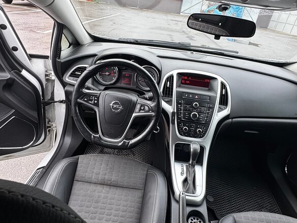 2013 Opel Astra GTC J Рестайлинг, белый, 1200000 рублей - вид 12