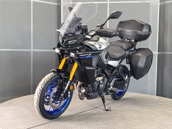 2022 Yamaha MT-09 Tracer (FJ-09), серебристый, 1399000 рублей - вид 3