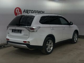 2014 Mitsubishi Outlander III Рестайлинг, белый, 1430000 рублей, вид 5