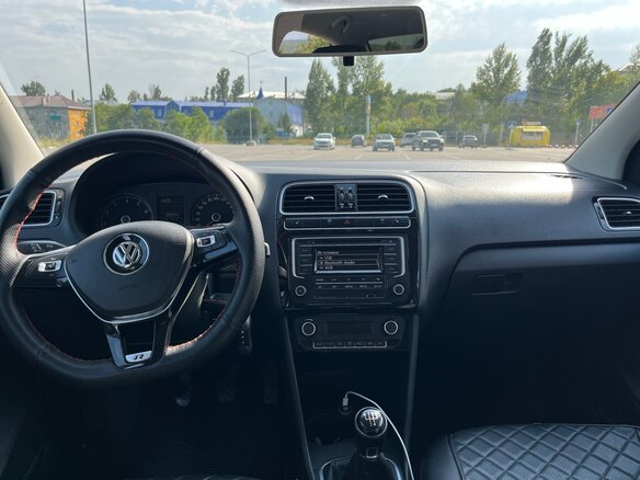 2017 Volkswagen Polo V Рестайлинг, белый, 930000 рублей - вид 9