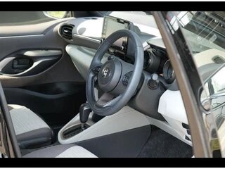 2023 Toyota Yaris IV, чёрный, 1090005 рублей, вид 5
