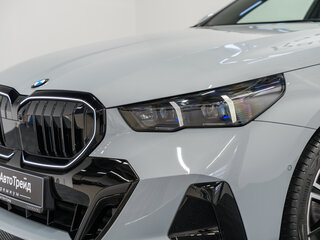 2025 BMW 5 серии 540d xDrive VIII (G60/G61/G68), серый, 12989000 рублей, вид 2